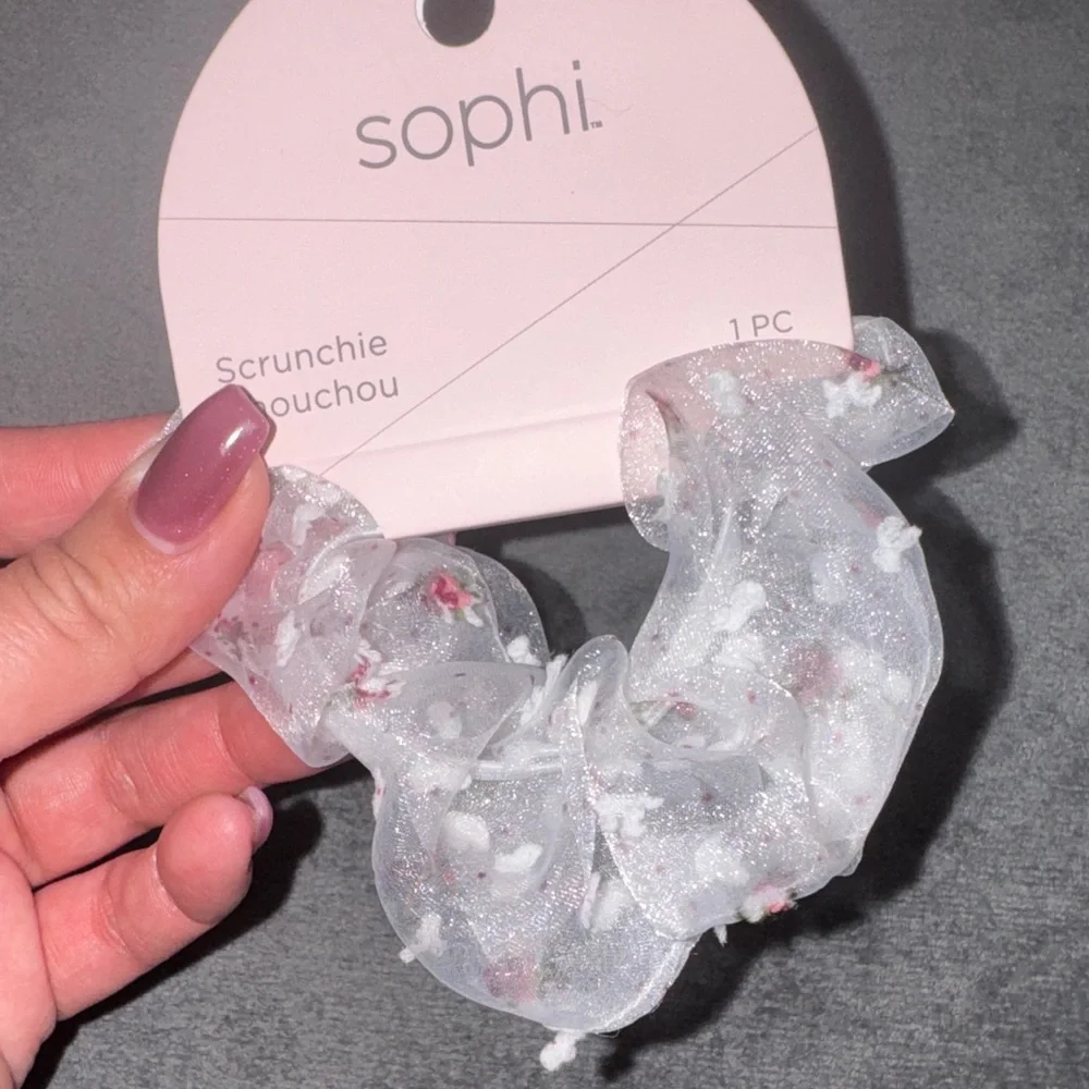 Sophi- NWT White Floral Scrunchie and Hair Accessories Set